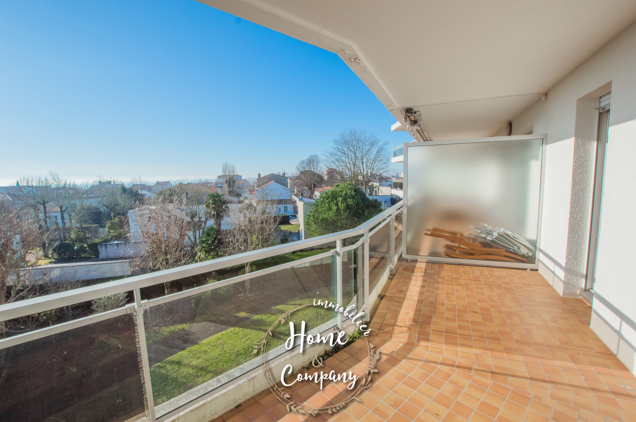 vente ROYAN LE CHAY APPARTEMENT AVEC APERÇU MER Home & Company